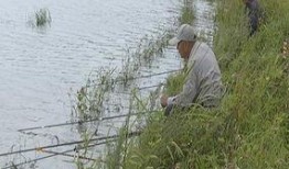 网友爆料钓鱼视频,险象环生，揭秘钓鱼高手如何应对突发状况